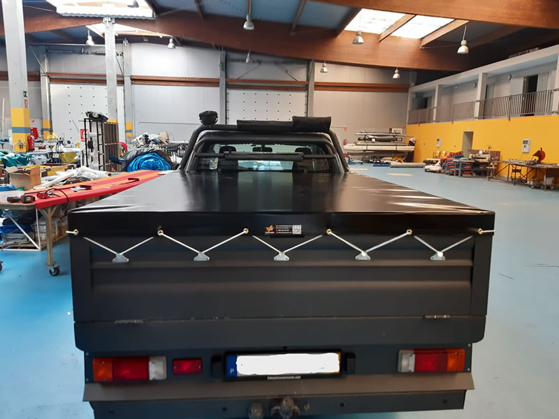 Fotografía de un remolque bajo o de baquetón