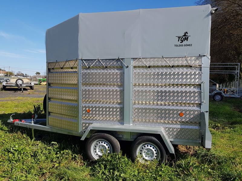 Fotografía de un remolque de ganado o remolque para caballos