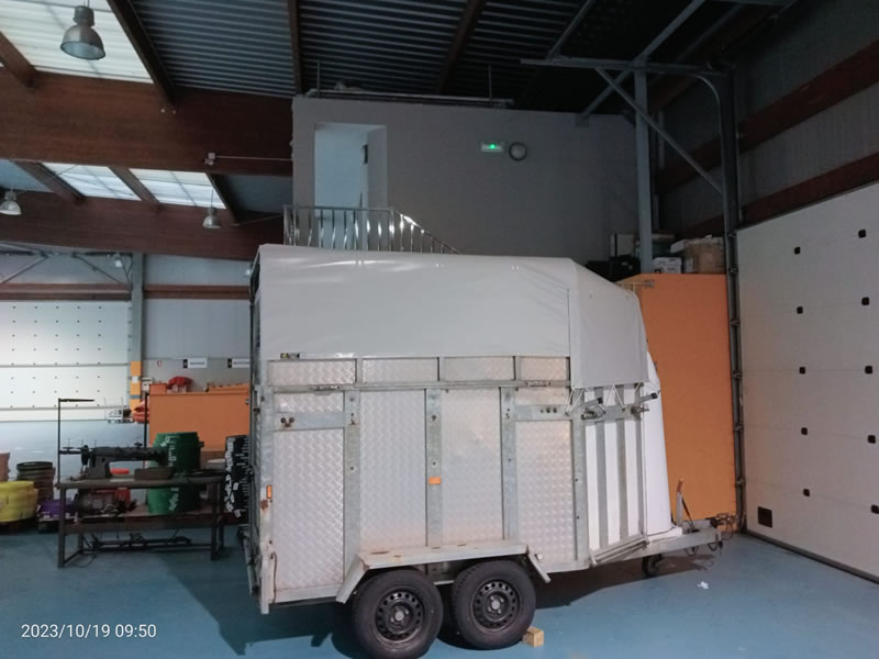 Fotografía de un remolque de caballos